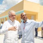 Gobierno entrega escuela en La Romana; alcalde Eduardo Kery acompaña al ministro Luis Miguel de Camps.
